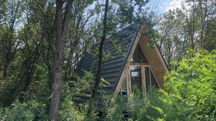 На оленьей ферме в Ставропольском крае появились дома «A-frame»