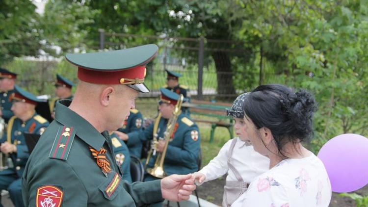 На Ставрополье росгвардейцы поздравили воспитанников детдома с Днём защиты детей