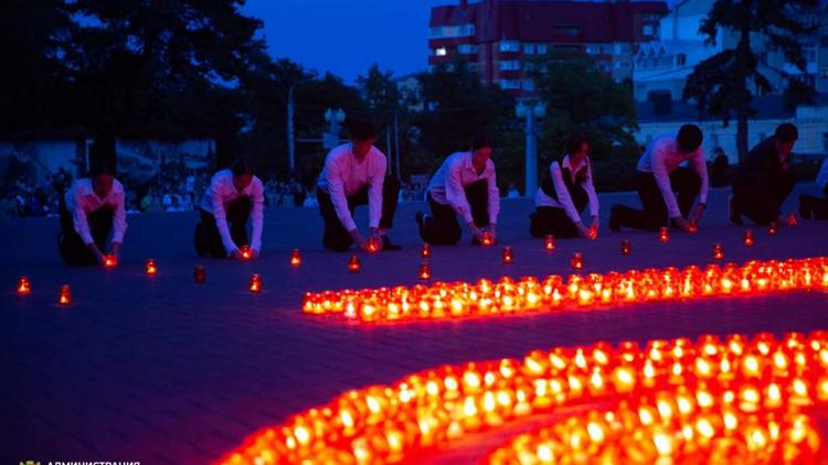 600 выпускников из Ставрополя зажгли огни в память о героях ВОВ