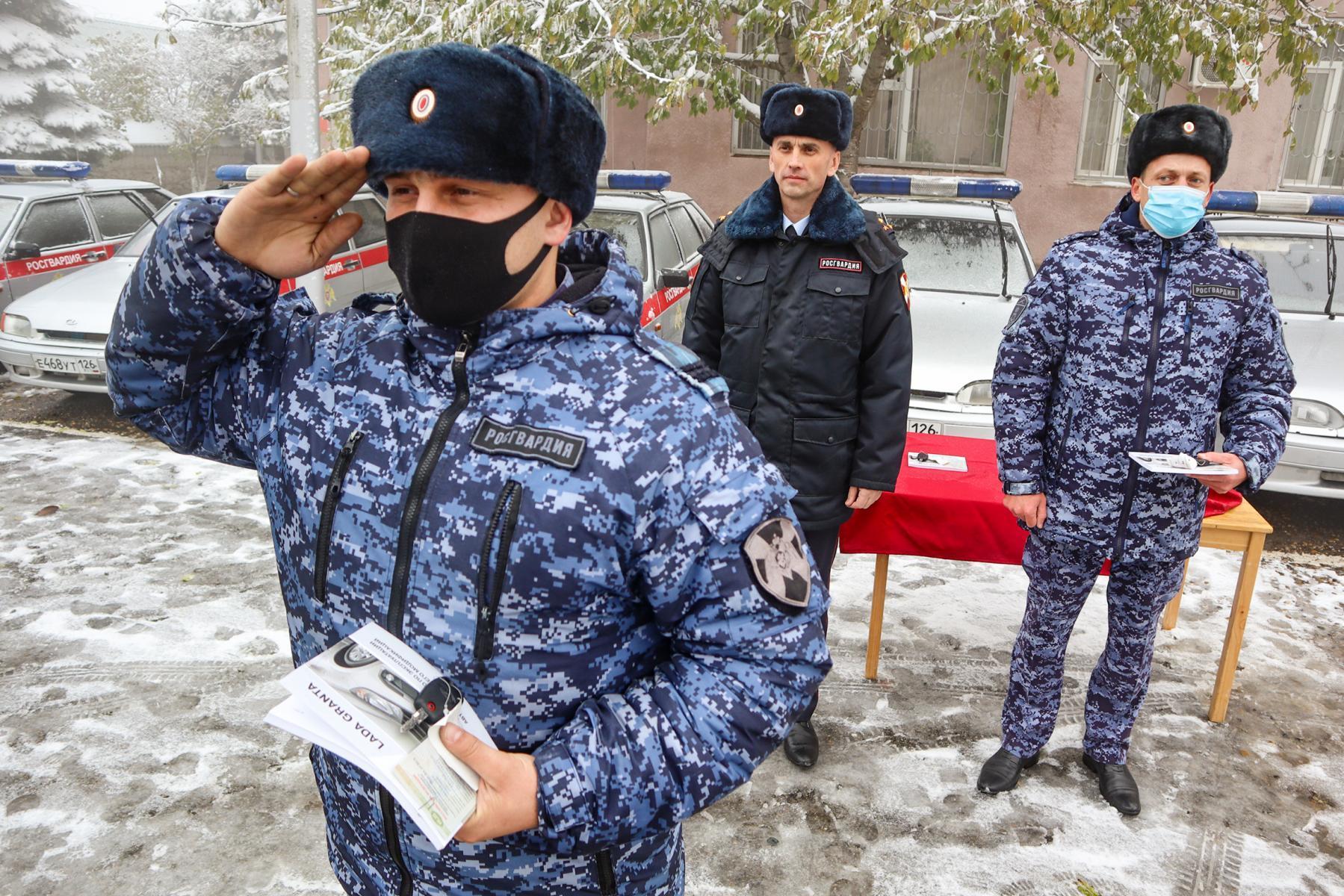 На Ставрополье росгвардейцам вручили ключи от новых патрульных автомобилей  | Ставропольская правда