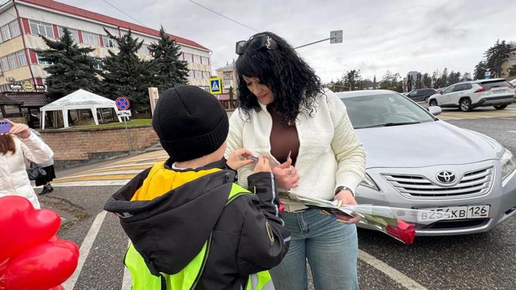 Автоледи Железноводска поздравили с наступающим Днём матери