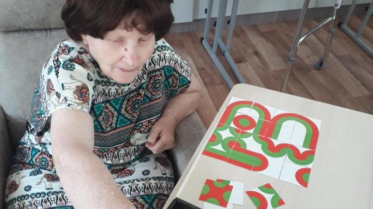 Снять стресс невинномысским пенсионерам помогают паззлы
