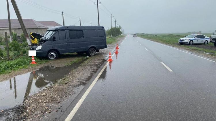 В посёлке Прогресс на Ставрополье водитель грузовика наехал на столб электропередач