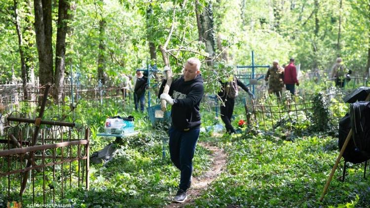 Генеральную уборку провели на городских кладбищах Ставрополя