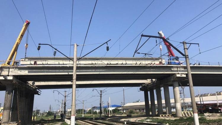 На новом путепроводе в Невинномысске установили «финишную» балку