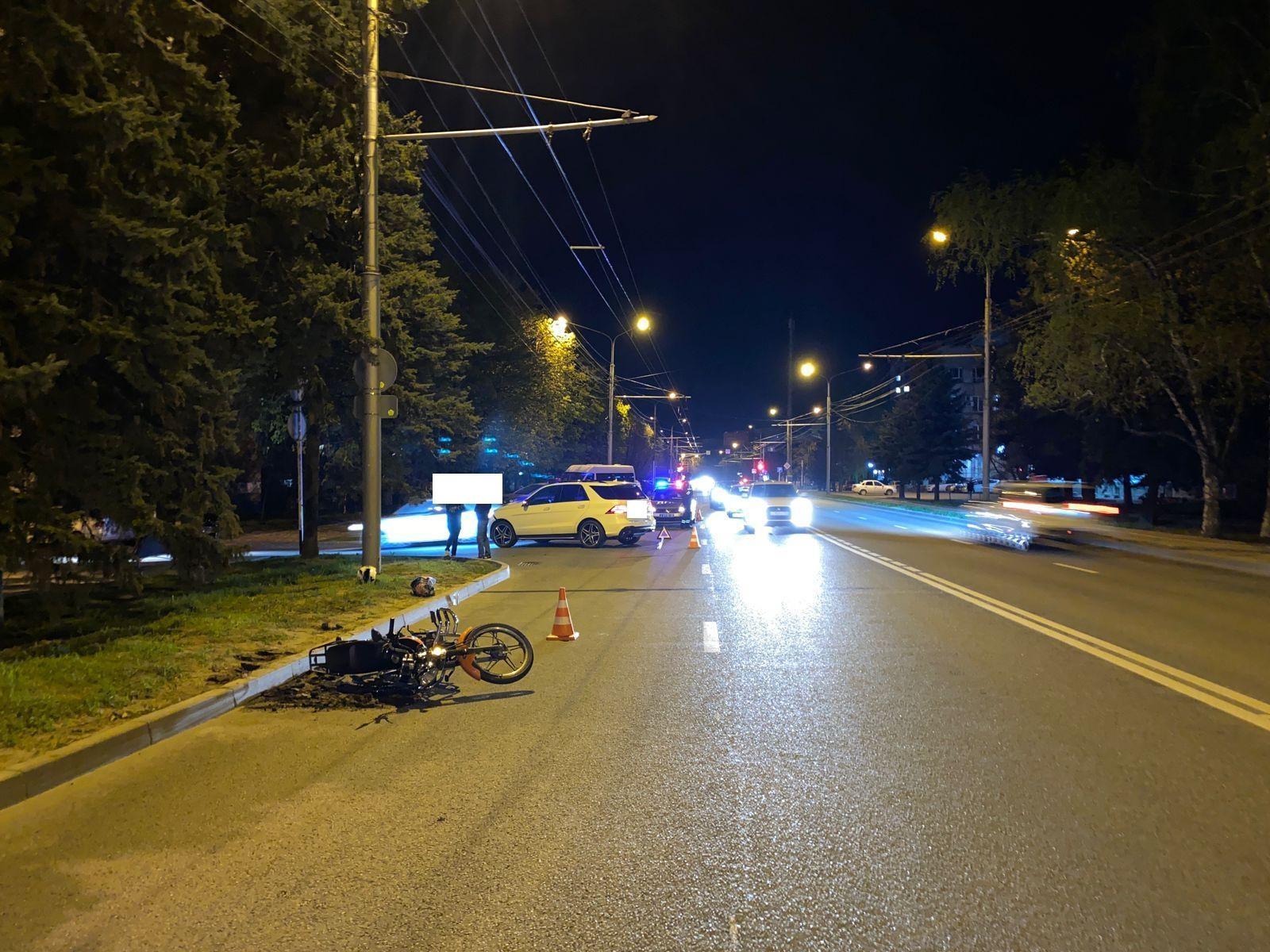 В Ставрополе автомобиль врезался в скутер: двое человек пострадали |  Ставропольская правда