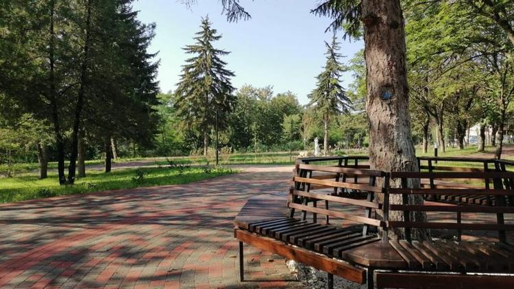 В Ессентуках завершено благоустройство сквера около городского озера