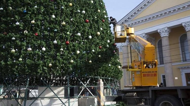 В Ставрополе разбирают главную ёлку края