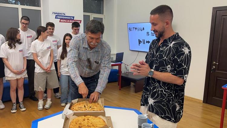 Штаб общественной поддержки Ставрополья угостил пирогами лидера группы PIZZA