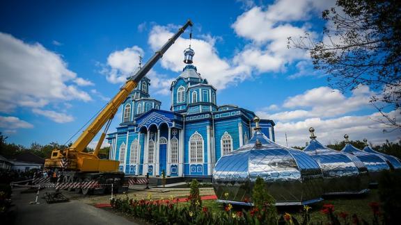 В станице Рождественской освятили новые купола и кресты старинного деревянного храма