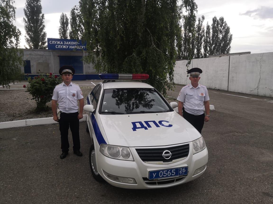 На Ставрополье автоинспекторы помогли путешественнице из Москвы достать  машину из грязи | Ставропольская правда