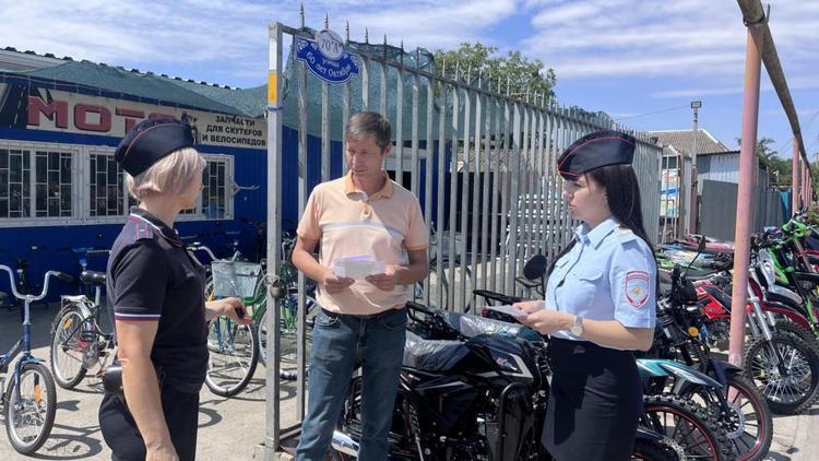 Автоинспекторы Ставрополья провели беседы с продавцами самокатов и велосипедов