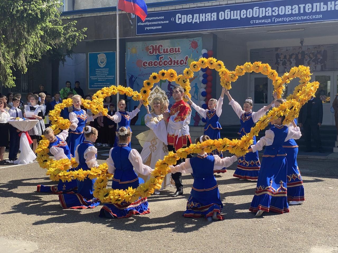 В станице Григорополисской прошёл слёт ученических бригад | Ставропольская  правда