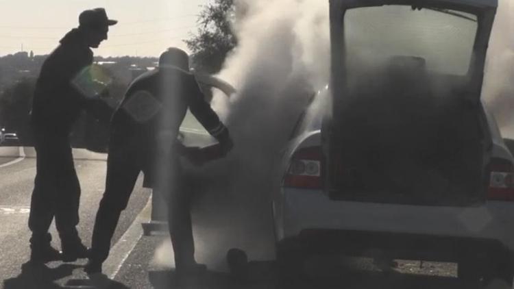 На Ставрополье автоинспекторы помогли водителю затушить загоревшийся автомобиль