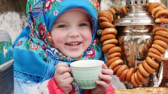 Невинномысцев завлекают на Масленицу цветными пряниками, солеными блинами и гаданием на чугунке