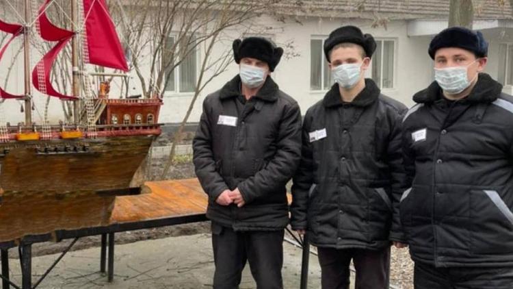 На Ставрополье осуждённые создали копию парусника из повести «Алые паруса»