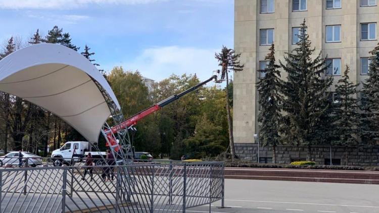 В Ставрополе на площади Ленина убирают старые ели