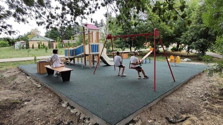 В селе Пелагиада на Ставрополье обустроили новую детскую площадку