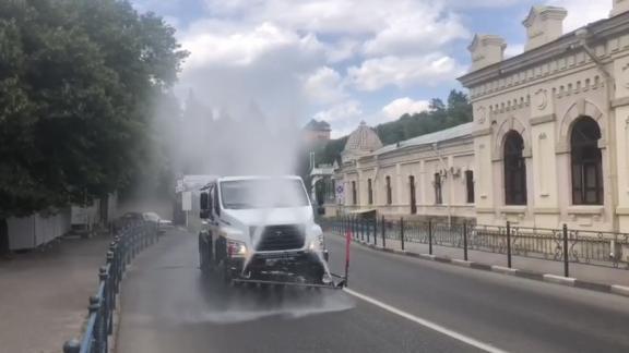 В жаркую погоду в Кисловодске проводят аэрацию дорог
