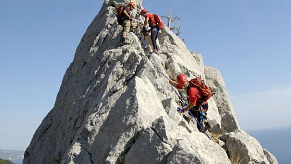 Ставропольские спасатели покорили скалу Парус в Крыму и заняли 2-е место