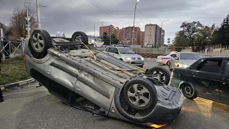 Легковой автомобиль перевернулся в Ессентуках