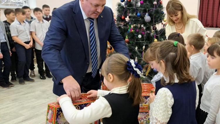 Дети Антрацита получили новогодние подарки от ставропольцев