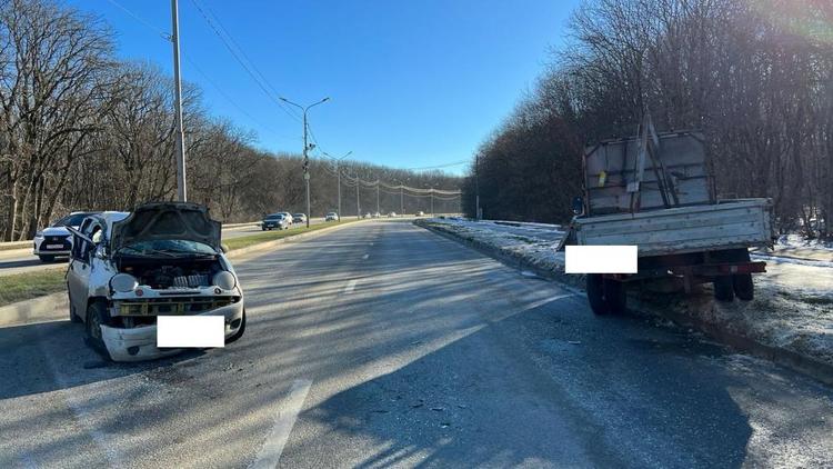 В Ставрополе водитель въехал в стоящий грузовик