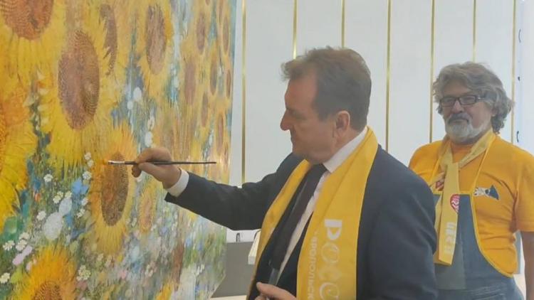 Глава Ставрополя принял участие в создании картины на выставке «Россия»
