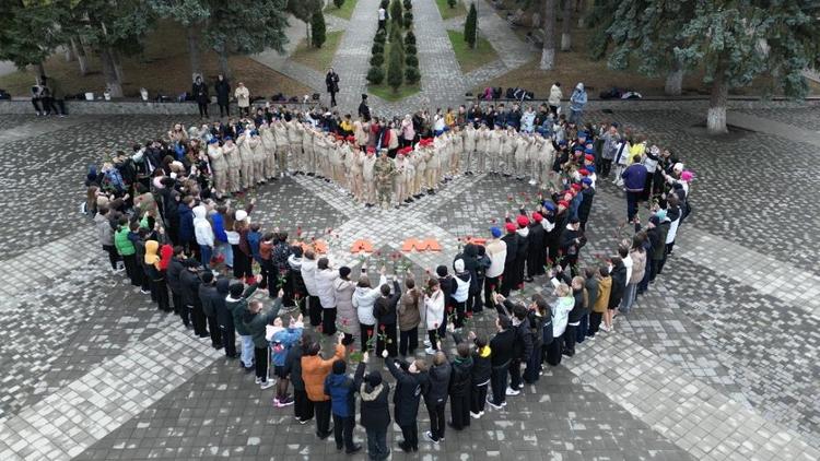 Флешмоб «Сердце матери» провели в станице Ессентукской на Ставрополье