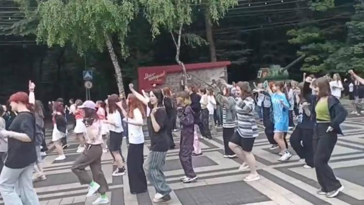 Любители корейской поп-музыки провели танцевальный рандом в Ставрополе