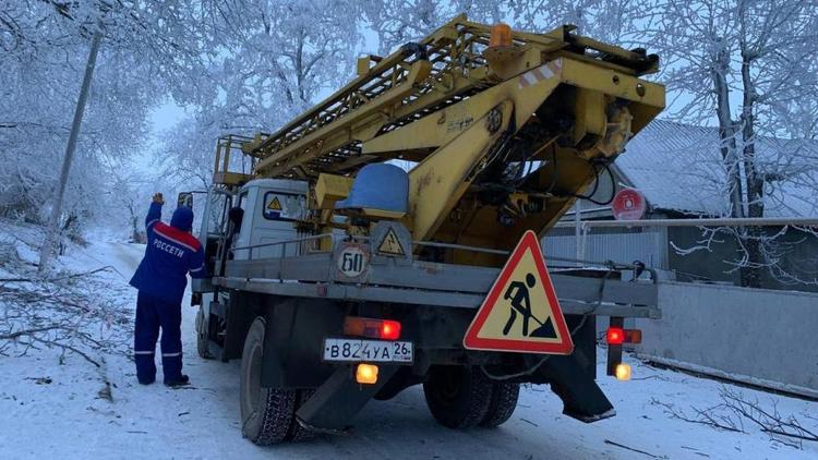 Более 30 бригад специалистов восстанавливают подачу электричества в Предгорном округе