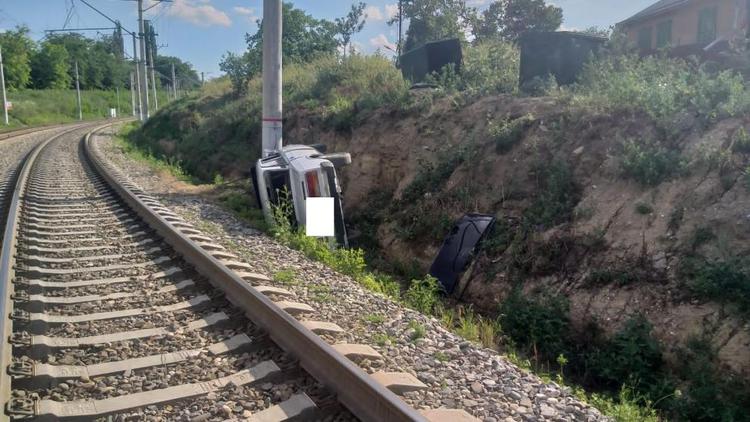 Пожилой водитель в Кисловодске едва не угодил под поезд