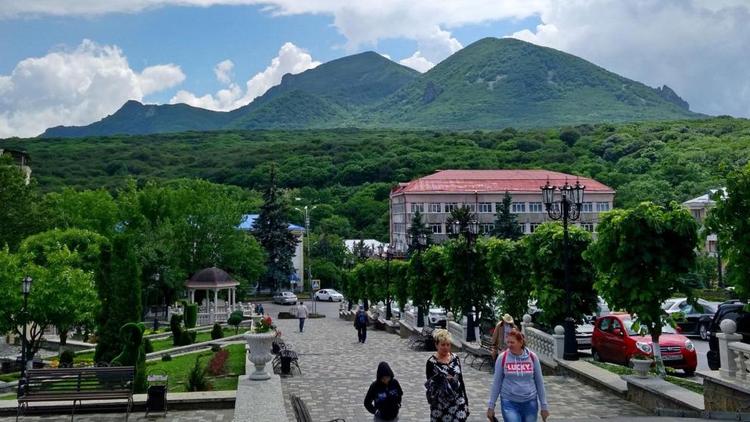 Несанкционированную торговлю пирожками выявили на горе Бештау в Железноводске