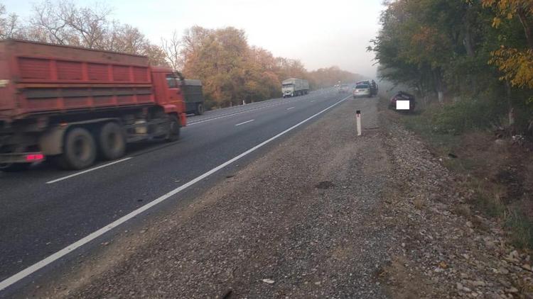 В Минераловодском округе машина въехала в двух мужчин