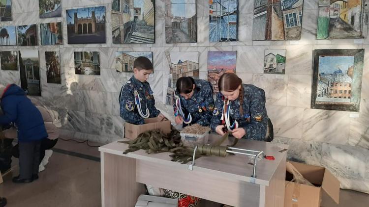 Отдыхающие из 32 регионов России сплели маскировочные сети для бойцов в Кисловодске