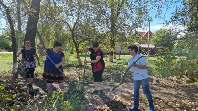 Жители Буденновского округа Ставрополья приводят в порядок территории после разгула стихии