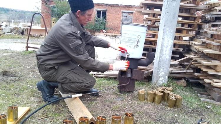 Казачата Изобильненского округа изготавливают для бойцов СВО окопные свечи