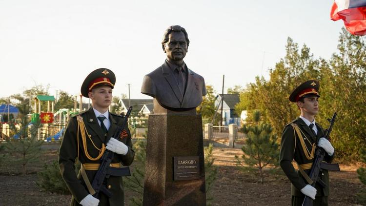 Главы Ставрополья и Омской области приняли участие в открытии бюста Манякина