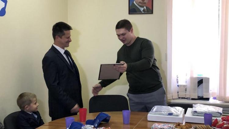В Ставрополе наградили отца, который вместе с супругой воспитывает 12 детей 