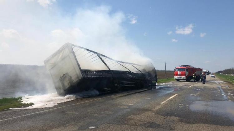 На Ставрополье от лопнувшего колеса загорелся полуприцеп