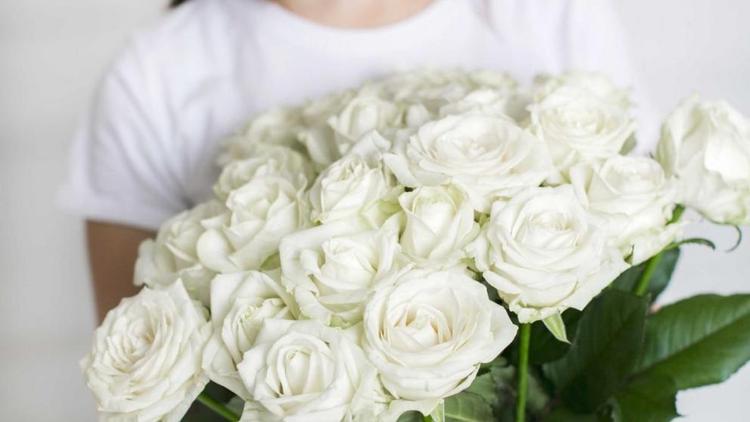 К чему дарят белые розы?