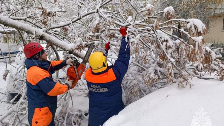 Более 10 выездов совершили спасатели после разгула стихии в Ставрополе