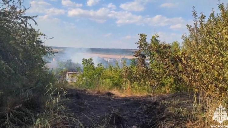 Гектар сухой растительности горит возле СНТ «Искра» в Ставрополе