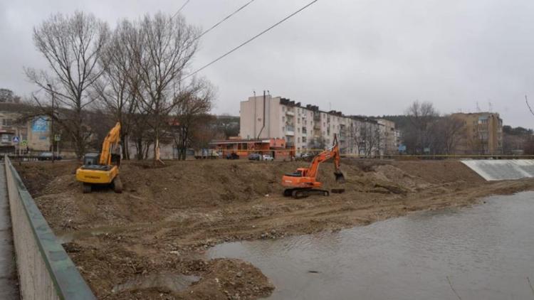 В Ессентуках на речке Бугунте продолжают строить водоотводящий лоток