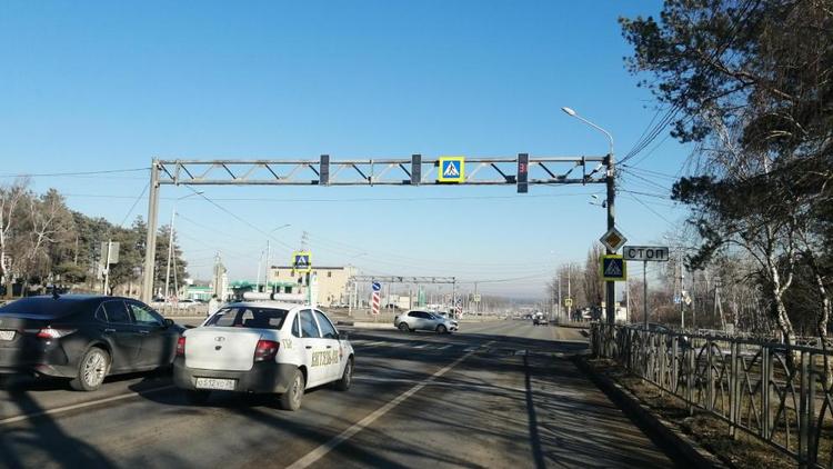 В Шпаковском округе Ставрополья женщина проехала на бампере служебного автомобиля
