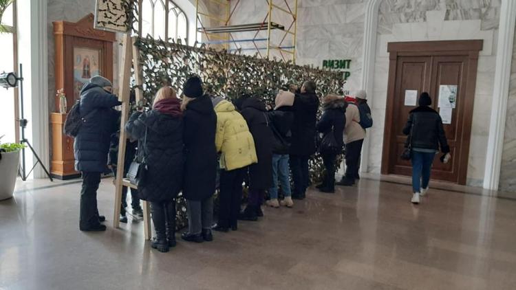 Более пяти тысяч россиян сплели в Кисловодске защитные сети для бойцов