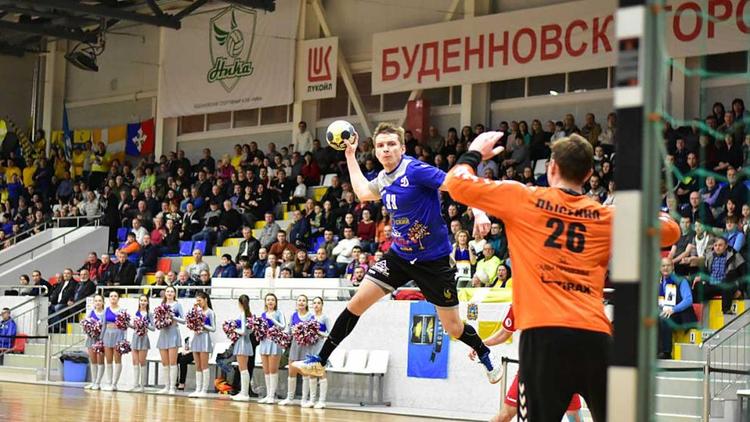 Ставропольские гандболисты отпраздновали победу в Саратове