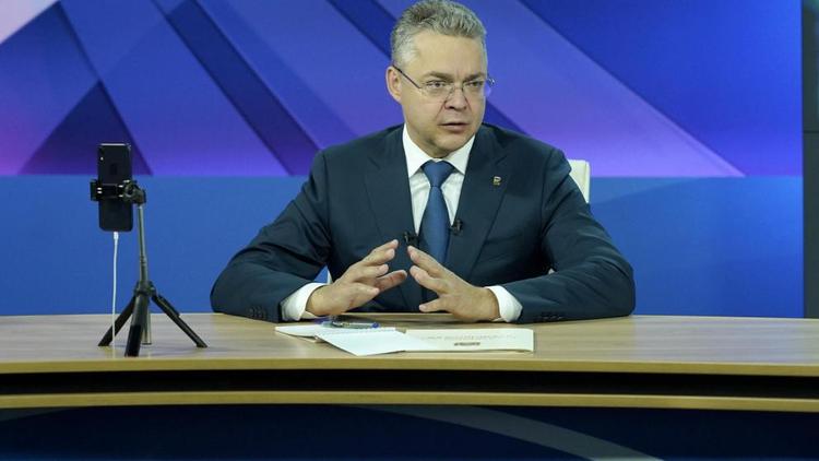 Укладку нового асфальта на дороге в селе Покойном на Ставрополье завершат на следующей неделе