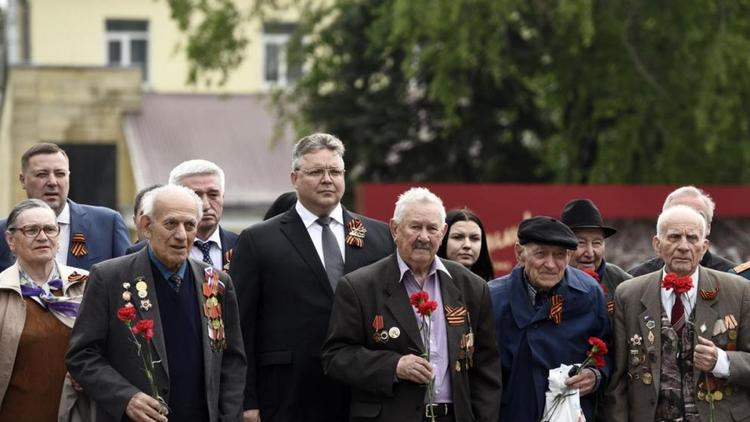 В Ставрополе утро 9 мая началось с возложения цветов к Вечному Огню