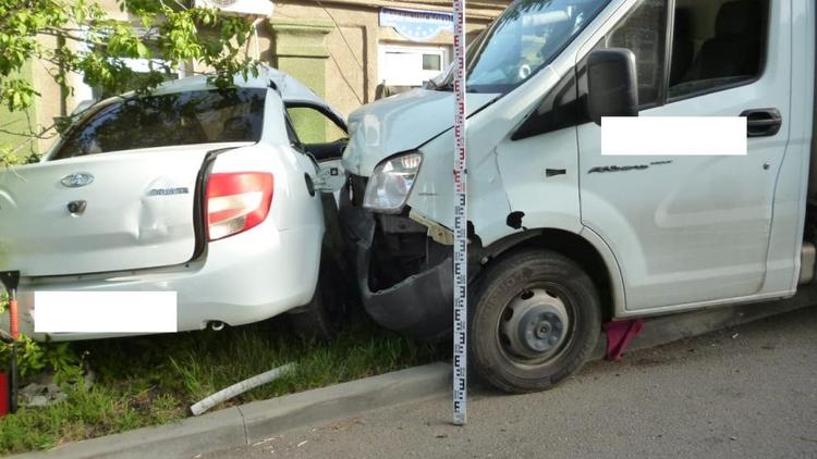 Водитель и пассажирка легковушки пострадали в ДТП с грузовиком в Ставрополе